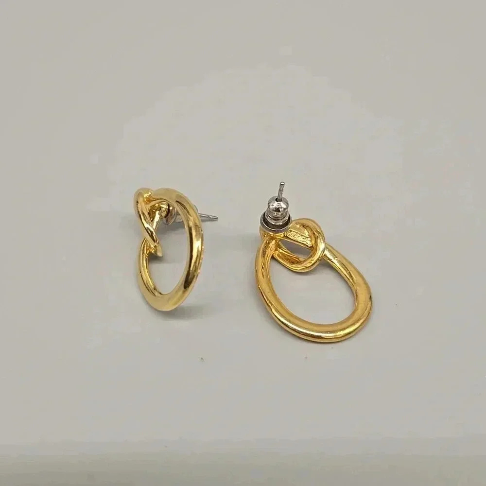 #423 Vintage gold tone Earring - Picture 2 of 2